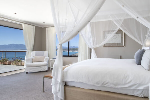 Uma ocean suite do Cliff Lodge em De Kelders, com a varanda e Walker Bay ao fundo