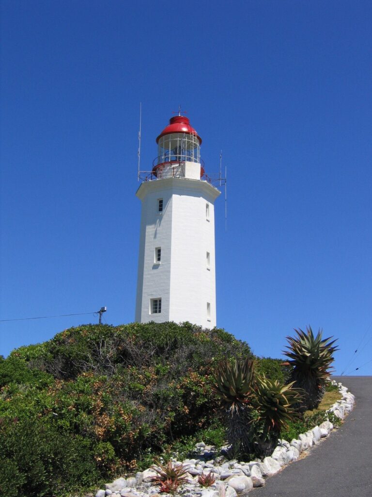 La torre blanca del faro de Danger Point sobre el fynbos, al sur de Gansbaai