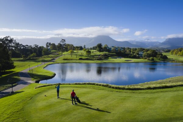 Calles de golf, un lago y las montañas Outeniqua en la finca de golf de Fancourt, a las afueras de George