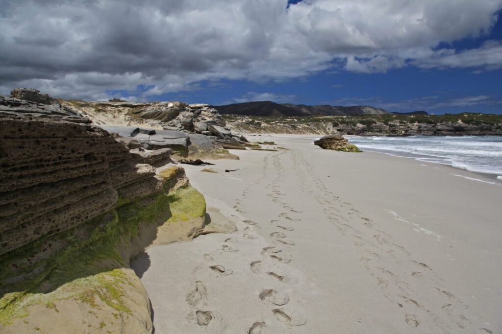 La playa y los acantilados de caliza de De Kelders, en Walker Bay, cerca de Gansbaai