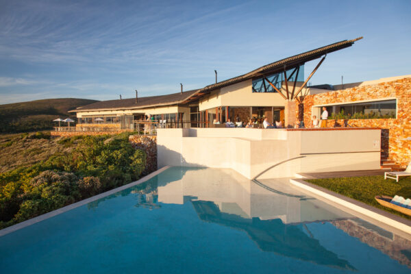 O Forest Lodge e a sua piscina na Grootbos Private Nature Reserve, sobre Walker Bay perto de Gansbaai