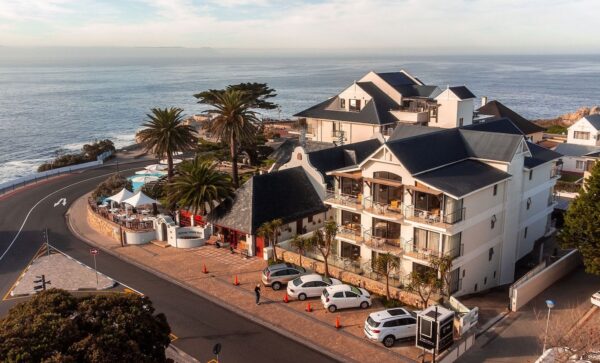 O edifício do Harbour House Hotel na marginal de Hermanus, sobre Walker Bay