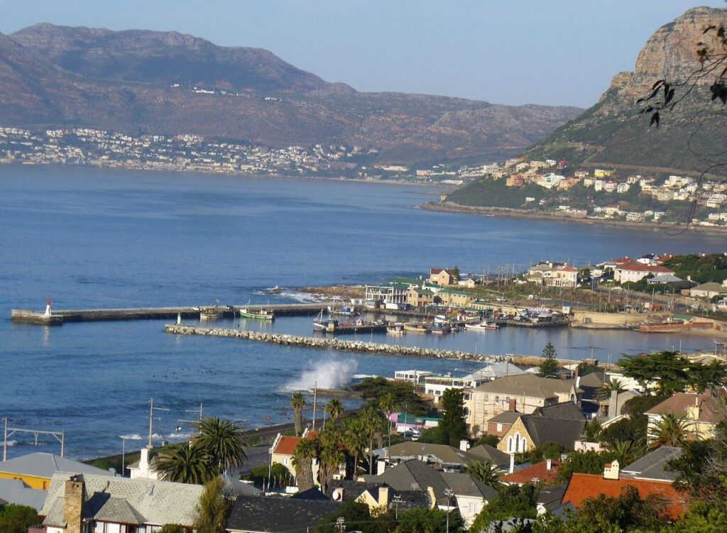 Le port de pêche en activité de Kalk Bay sur la côte de False Bay, avec le village qui s’étage derrière