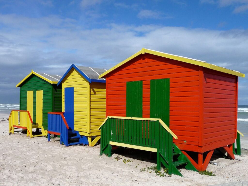 Les cabines de bain victoriennes aux couleurs vives sur la rive de False Bay à Muizenberg