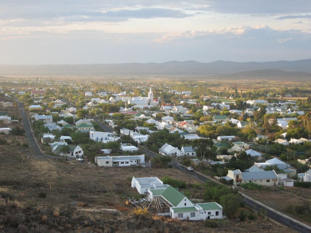 La localidad de Prince Albert, en el Karoo, al pie del Swartberg, mirando al norte sobre las llanuras