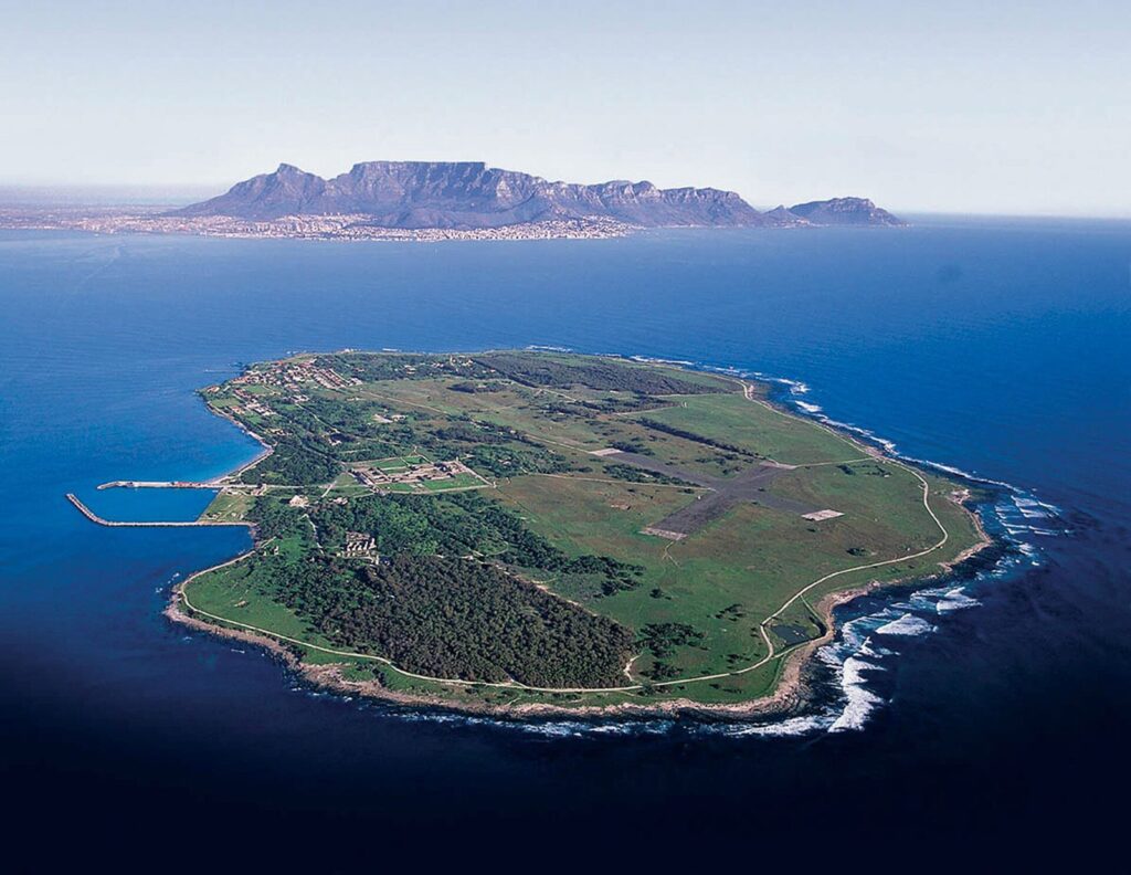 Robben Island vista desde el mar — la travesía que usan todos los tours a Robben Island