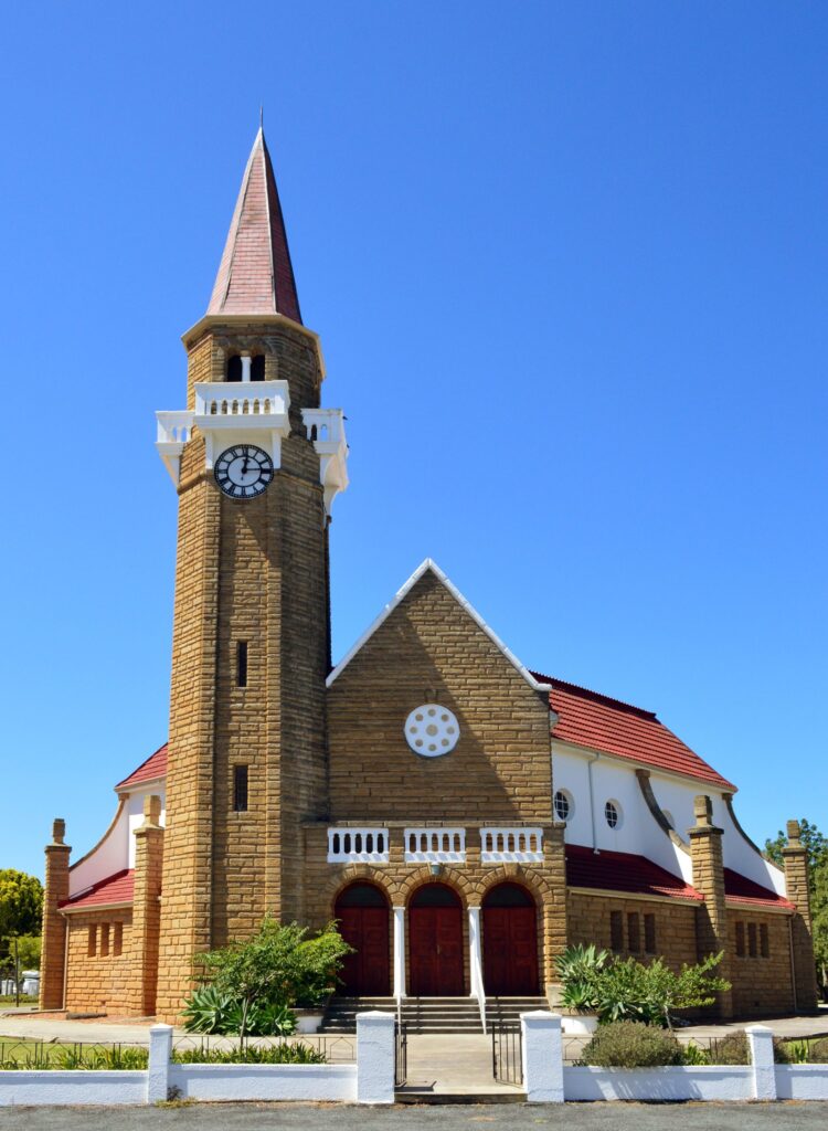 Der Uhrturm der Niederländisch-Reformierten Kirche im Dorf Stanford