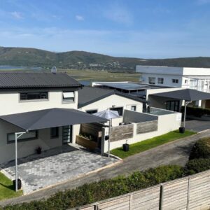 A house with umbrellas in front of it at De View in Knysna