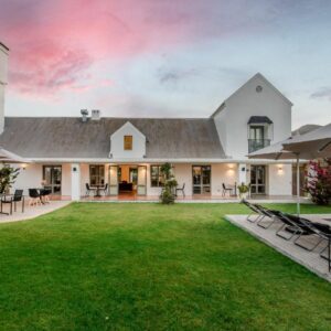 A house with a yard with a swimming pool at Droom Guesthouse in Franschhoek