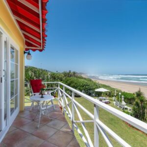 A balcony with a view of the beach at Haus am Strand - on the Beach in Wilderness