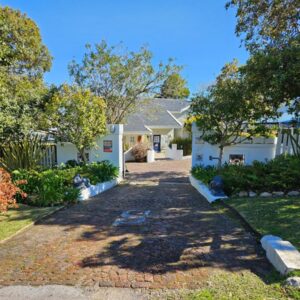 A white house with a driveway in a yard at Stannards Guest Lodge 4 Star B&B, Knysna in Knysna