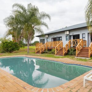A swimming pool in front of a house at Ukholo Lodge in Citrusdal