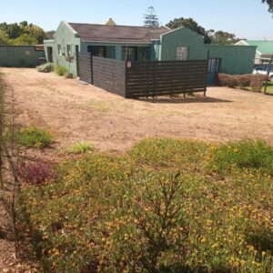A yard with a fence and a house at Yellowbird Self-catering Accommodation in Darling