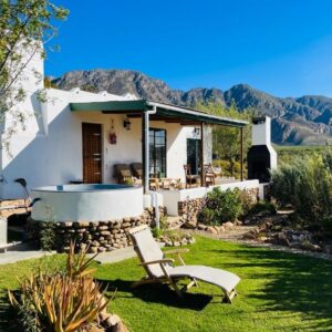 360on62 Farm Cottages: a house with a hot tub in the yard