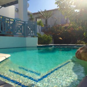 5 Options Guest House: a swimming pool in the middle of a house