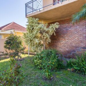 Ajee B&b: a brick house with a balcony on the side of it