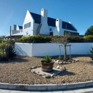 Allview Selfcatering Apartments Jacobsbaai: a house on the side of a road