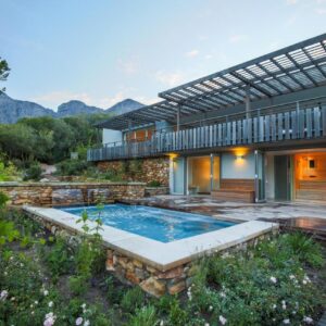 Angala: a house with a swimming pool in the yard