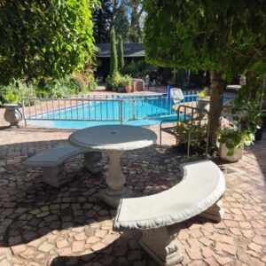 Aspidistra Self-Catering: a table and benches in front of a pool