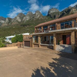 Auberge Cape Guesthouse: a house with a mountain in the background