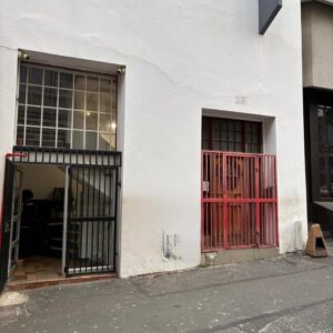 Auboros Lodge: a white building with a red door and windows