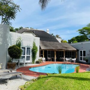 Ballinderry, The Robertson Guest House: a house with a swimming pool in the yard