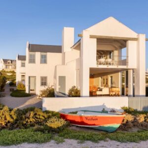 Bekkie self-catering: a house with a boat in front of it
