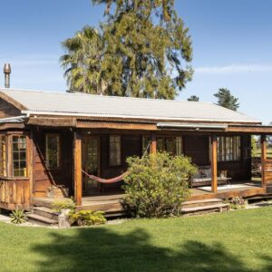 Bella Manga Country Escape: a small wooden house in a field of grass