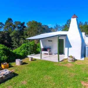 Berge toe - Spanspek se plek Farmstay: a small white building with a roof on a grass field
