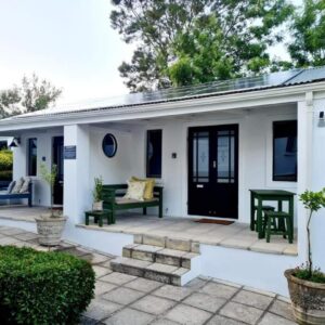 Bergview Guesthouse Swellendam: a small white house with a patio