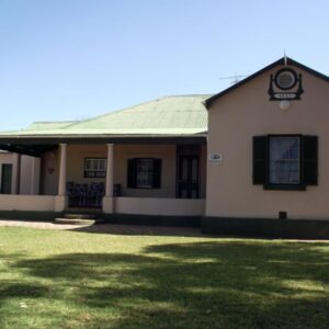 Blye Uitsig: a house with a green roof and a grass yard