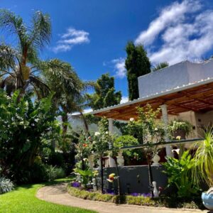 Bollinger Guest House: a garden in front of a house
