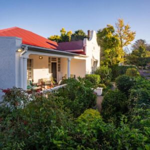 Boschhuis Apartments - Stellenbosch: a white house with a red roof