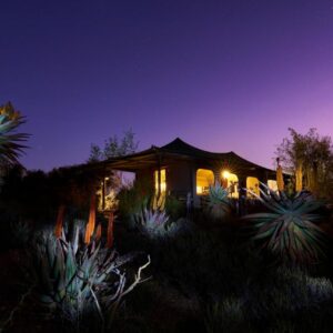Buffelsdrift Game Lodge: a house in the middle of a desert at night