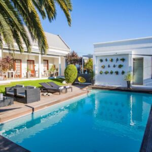 Cape Diem Lodge: a swimming pool in the backyard of a house