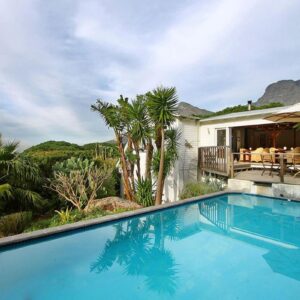 Cape Paradise Lodge and Apartments: a swimming pool in front of a house
