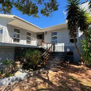 Cape Select Luxury Accommodation: a house with a palm tree in front of it