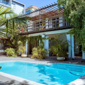 Cape Standard Guest House: an apartment with a swimming pool in front of a building
