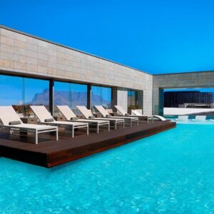 Cape Town Marriott Hotel Crystal Towers: a swimming pool with lounge chairs on a building