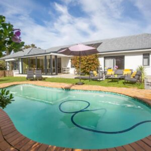 Casa iLanga guesthouse: a swimming pool in the backyard of a house