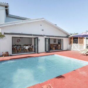 Casa Milner Guest House: a swimming pool in front of a house