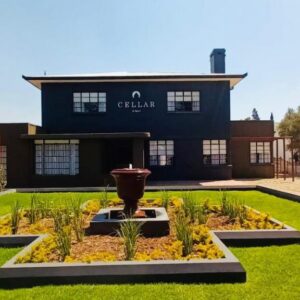 Cellar In Town: a house with a garden in front of a building