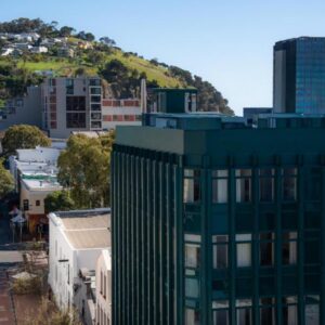 Charles Hope Boutique Hometel: a tall green building in front of a city