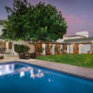 Citrusdal Country Lodge: a swimming pool in the yard of a house