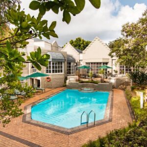 City Lodge Hotel Pinelands: a swimming pool in the backyard of a house