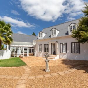 Cosimi Guest House: a white house with a palm tree in the yard