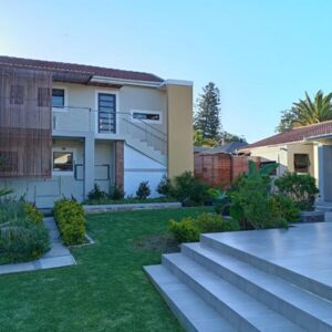 De Guest Suites: a backyard of a house with concrete steps