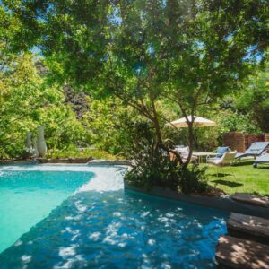 De Poort Country Lodge: a swimming pool in the backyard of a house
