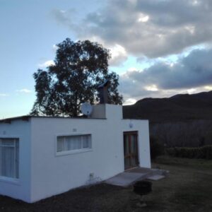 Die Ou Huis Accommodation: a white house with a tree on top of it