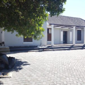 Edion Royal Guesthouse: a brick courtyard with a building and a tree
